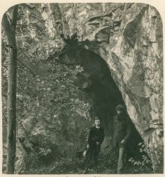 Otec a syn před vchodem do vápencové jeskyně v komplexu Góry Kaczawskie (Katzbachthal), česky Kačavské hory, polovina stereofotografie.