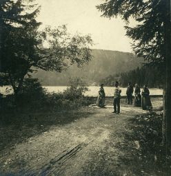 Šumava, Černé jezero, společnost u jezera, polovina stereofotografie