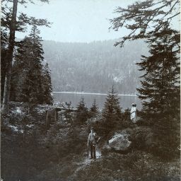 Šumava, Čertovo jezero, společnost u jezera, polovina stereofotografie