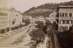 Karlov Vary, hotel de Russie, a řeka Teplá, vizitka