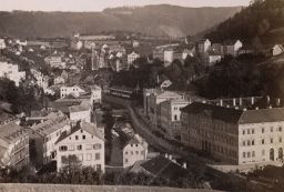 Karlov Vary, panorama od Bellevue, řeka Teplá, vizitka