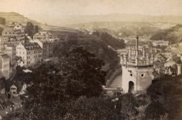 Karlov Vary, pohled od vily Lützow, vizitka Vilu potsavil baron August von Lützow.