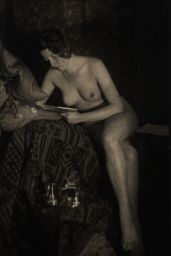 Akt sedící ženy při čtení, polovina stereofotografie