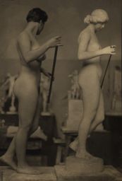 Akt v ateliéru sochaře polovina stereofotografie
