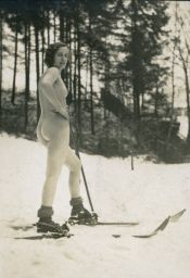 Nahá lyžařka, polovina stereofotografie