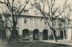Praha, Kostel Panny Marie Vítězné na Bílé Hoře, nádvoří