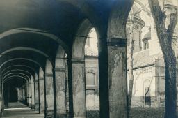 Praha, Kostel Panny Marie Vítězné na Bílé Hoře, ambity