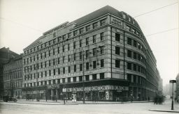 Praha, Václavské náměstí 42, nároží se Štěpánskou (čp. 796), Poštovní spořitelna (dostavěna 1931)