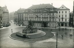 Praha, Staroměastské náměstí, , dům U Kamenného zvonu, Palác Kinských, Husův pomník
