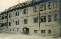 Praha, Bruská kasárna, ulice V Brusce (zbořeny 1922) Fotografie je neostrá.