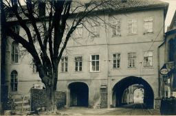 Praha, Malá Strana, Letenská ulice, podjezd u čp. 24