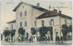 Železnice nádraží lidé Praha Radotín