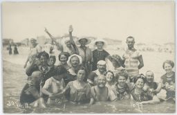 Ženy a muži společně na pláži 1912
