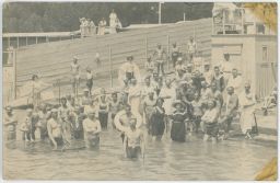 Koupající se lidé cca 1910