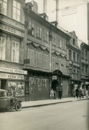 Praha, Nové Město, Jungmannova ulice 5 a 7, č.p 21 a 20, v pozadí Husův dům (č.9, č.p. 22). Domy zbourány 1934.