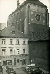 Praha, Nové Město, Jungmannovo náměstí, dům čp. 754 / 19 achrám Panny Marie Sněžné, vstupní část s rozetovým oknem