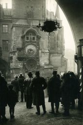 Praha, diváci orloje v loubí za deště