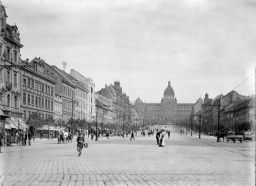 Praha, Nové Město, horní polovina Václavského náměstí (hotel U arcivévody Štěpána-čp. 826 zcela vlevo, byl zbourán 1903)