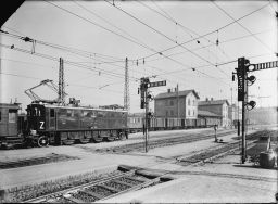 Praha, Wilsonovo (Hlavní) nádraží, elektrifikace z roku 1928, v pozadí budova privíátní Turnovsko-kralupsko-pražské dráhy