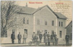 Železnice nádraží Pribeta 1908, zaměstnanci, děti a drezína