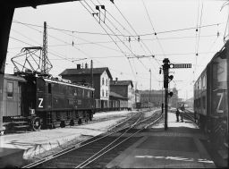 Praha, Wilsonovo (Hlavní) nádraží, elektrifikace z roku 1928, v pozadí budova privíátní Turnovsko-kralupsko-pražské dráha