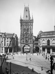 Praha, Prašná brána a části okolních budov Obecního domu a České eskomptní banky z výšky protější bankovní budovy kolem 1935