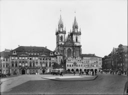 Praha, Staroměstské náměstí, pomník Jana Husa, palác KInských, Týnský chrám, Týnská škola,