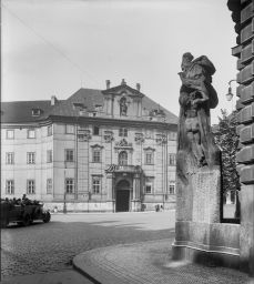 Praha, Staroměstské náměstí, pomník Jana Husa, palác KInských, Týnský chrám, Týnská škola,