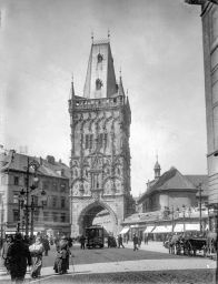 Praha, Prašná brána z Hybernské ulice, , křižovatka s koňkou, kolem 1901