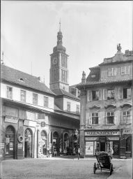 Praha, Týnská ulice,s obchody v pozadí věž kostela sv. Jakuba, kolem 1932