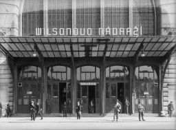 Praha, Wilsonovo nádraží, vchod, kolem 1935