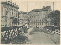Železný můstek spojující ostrov Žofín s Tylovým náměstím 1900