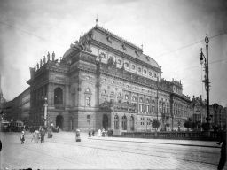 Praha, Národní divadlo z mostu, kolem 1913 (Název Riegrovo nábřeží se ppužíval od 1912)