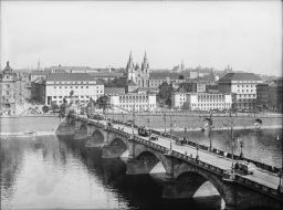 Praha, Most Fr. Palackého a prostransrví Pod Slovany, nová úprava (před vztyčením pomníku), kolem 1930