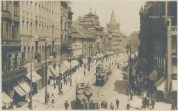 Polední ruch na Zlatém kříži 1923