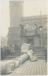 Zbytky mariánského sloupu v listopadu 1918