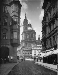 Praha, průhled Mosteckou ulicí na Malostranské náměstí, kolem 1932