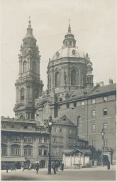 Malostranském náměstí - malá bouda veřejná toaleta