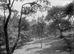 Praha, sady na Peříně, průhled na kostel sv. Mikuláše, kolem 1927