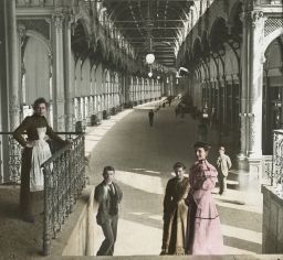 Mariánské Lázně, Havní - litinová kolonáda, kolorovaný stereodiapozitiv, kolem 1900. Kolonáda postavena 1888 - 1889.