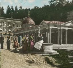 Mariánské Lázně, kašnas andělíčkem a pavilon Křížového pramene, kolorovaný stereodiapozitiv