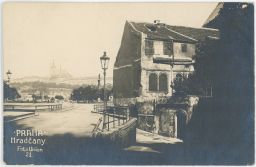 Pohled od Pinkasovy synagogy na Pražský hrad.