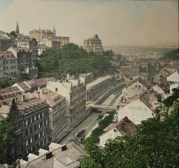 Karlovy Vary, centrum z ptačí perspektivy, levý břeh Teplé s Mýnskou kolonádou , kolorovaný stereodiapozitiv, pravá polovina