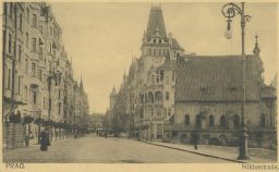 Vpravo Staronová synagoga jedna z nejstarších v Evropě