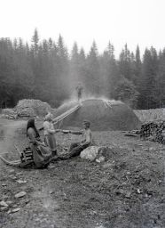 Krkonoše, dobový popisek: Pálení milířů ve Slezsku, stereonegativ