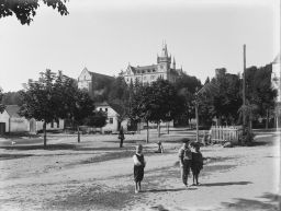 Zruč nad Sázavou, náves, v pozadí zámek, negativ 13 x 18