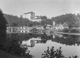 Český Šternberk, celkový pohled na hrad s řekou a mostem, negativ 13 x 18