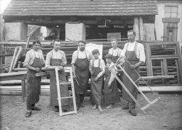 Sázava, :pracovní skupina firmy Hájek, v pozadí truhlárna, negativ 13 x 18