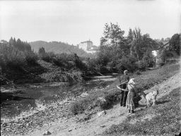 Český Šternberk, rolníci s kozou u řeky, vpozadí hrad, negativ 12,9 x 17,8
