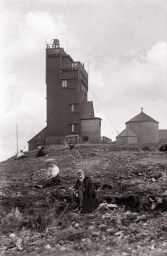 Krkonoše, turisté na Sněžce,, kaple a meteorologická stanice, ze stereonegativu (meteorologické stanice. vysoká 18 metrů byla postavena 1900)
